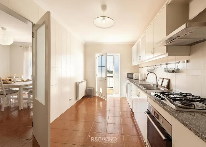 Villa Serene Villa - Perfect family retreat near Nazaré Famalicão